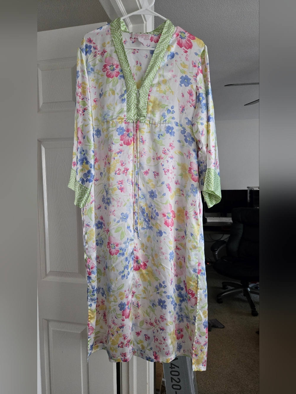 Oscar de la Renta Pink Label White Floral Robe with Green Trim